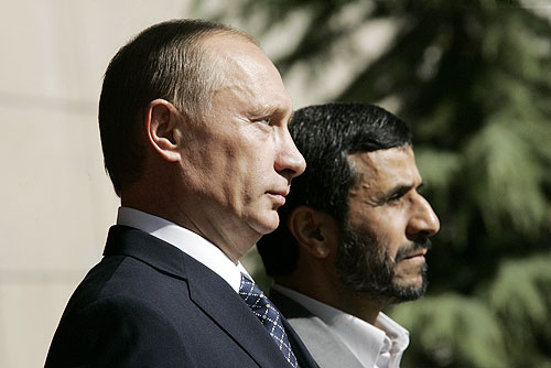 Der frühere iranische Präsident Mahmoud Ahmadinejad (rechts) könnte Vladimir Putin (links) sagen, dass mit Swift nicht zu spassen ist (Foto: Kreml)