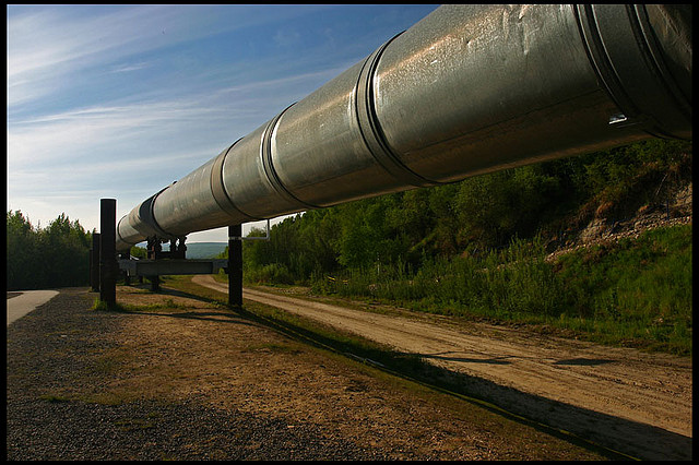 Nicht nachhaltig: Je tiefer der Ölpreis fällt, desto mehr Öl bleibt im Boden. Insbesondere Projekte in der Polarregion und in der Tiefsee sind schlicht unrentabel. (Foto: Ölpipeline in Alaska, rickz)