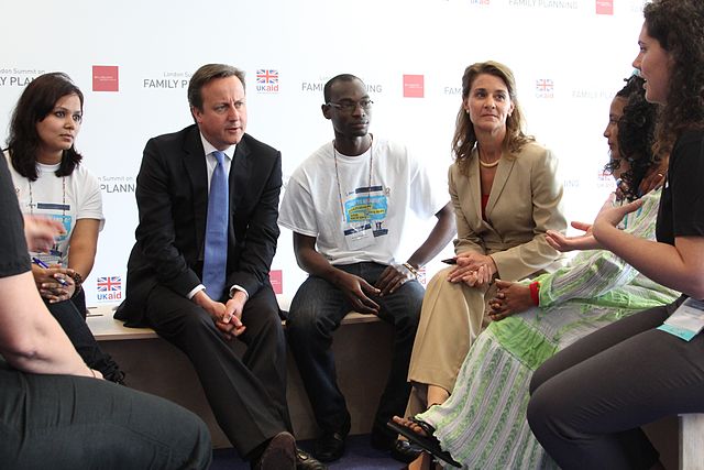 Melinda Gates und der britische Ministerpräsident David Cameron bei der FP2020 Konferenz in London im Jahr 2012. (Foto: Wikimedia)