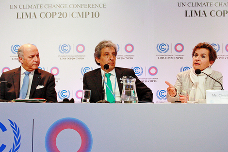 Manuel Pulgar-Vidal (Mitte) und Christiana Figueres (rechts) haben es geschafft. Der 'Lima Call for Climate Action' ist verabschiedet. Nächstes Jahr ist es an Laurent Fabius (links) einen neuen Weltkilmavertrag zu schmieden, dem die 195 UNFCCC Mitgliedsländer zustimmen können. (Foto: Nick Reimer)