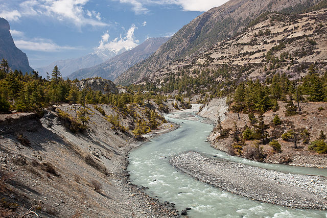 Gletschermilch. Wegen des Klimawandels schmelzen die Gletscher Nepals. Hinter dem Geschiebe bilden sich Seen, bis sie das Geschiebe durchbrechen und eine Gefahr für tiefer gelegen Dörfer sind. (Foto: Greg Willis / Wikipedia)