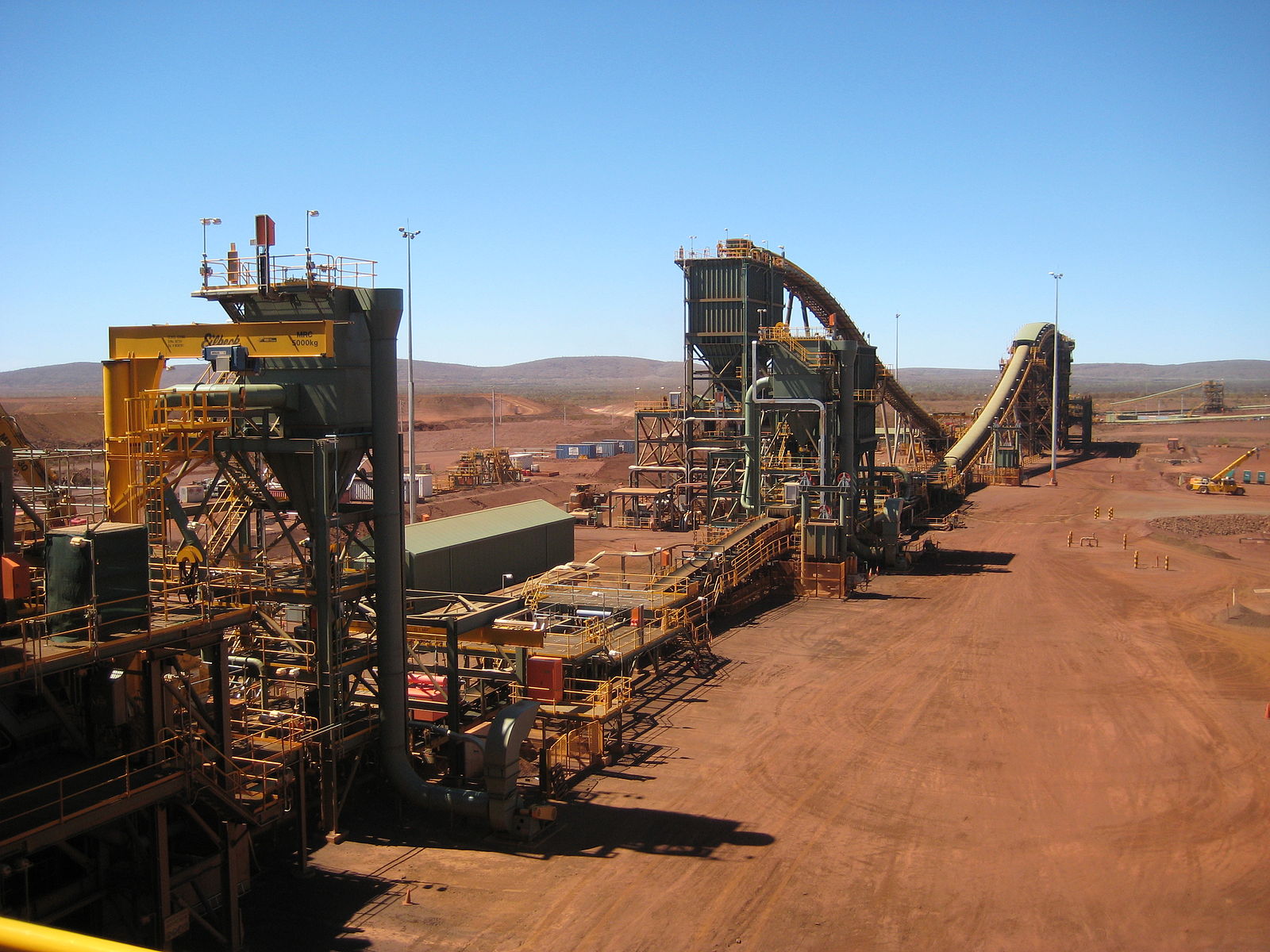 Rio Tinto verdient auch bei den aktuell tiefen Preisen noch Geld, wie in der australischen Eisenerzmine Brockman 4. (Foto: Calistemon / Wikimedia)