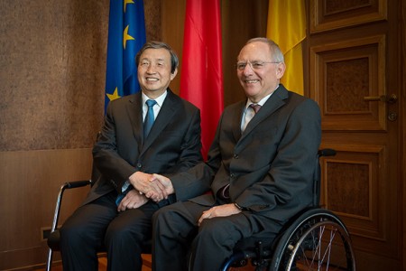 Hand drauf: Chinas Vizepremier Ma Kai und Bundesfinanzminister Wolfgang Schäuble vereinbaren Deutschlands Beteiligung an Chinas Entwicklungsbank.  (Foto: Jörg Rüger, BMF)