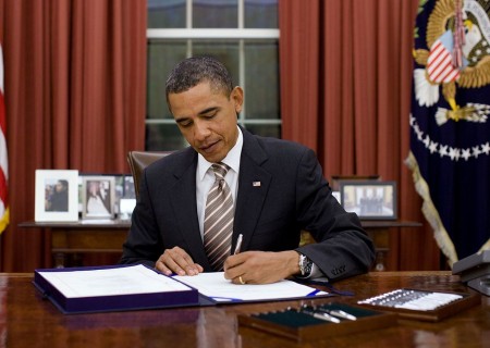 Linkshänder. Unterschreibt Obama die TPA auch wenn das Hilfsprogramm im US-Kongress scheitert? Sein Sprecher wollte es nicht sagen. (Foto: Pete Souza, White House)