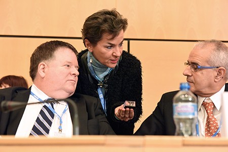 Und zur Belohnung gibt's Manschettenknöpfe von der Chefin. Daniel Reifsnyder (USA, links) und Ahmed Djoghlaf (Algerien, rechts) freuen sich unbändig über das Geschenk von Christiana Figueres. (Bild: IISD)