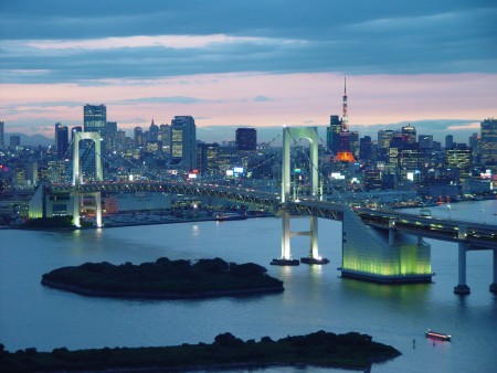 Der Grossraum Tokyo ist mit 37 Millionen Einwohnern noch immer die grösste Metropole der Welt. Trotz einer Geburtenrate von 1,13 Kinder pro Frau ist die Bevölkerung dank Zuzug aus dem Rest Japans derzeit stabil. Und jetzt kommen die Chinesen. (Foto: Cors/Wikicommons)