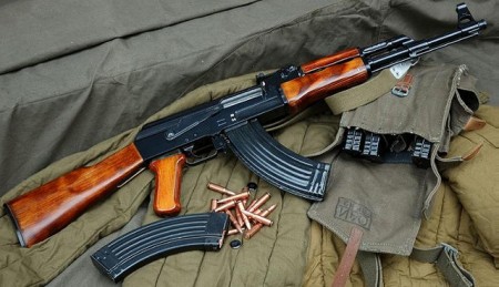 AK-47. Das 'populärste' Sturmgewehr aller Zeiten fällt nicht unter den neuen Vertrag über den Waffenhandel. Russland hat das Abkommen nicht unterzeichnet. (Foto: Valentin Penev / Flickr)