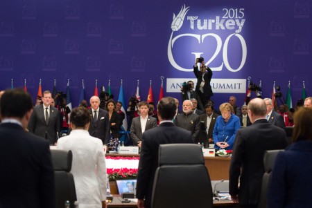 Schweigeminute. Die G20 Führer gedenken der Opfer von Paris. Anschliessend ging es vor allem um die Syrienkrise und den Kampf gegen den 'Islamischen Staat'. (Foto: Steffen Kugler/bundesregierung.de)