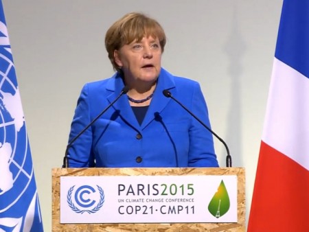 UN blau. Angela Merkel setzt sich in Paris für die "vollständige Dekarbonisierung der Weltwirtschaft" ein und investiert in die 'Durban Allianz'. (Foto: Screenshot / UN)