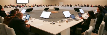 Alle sind Chef. Für die weiteren Verhandlungen setzt Konferenzpräsident Laurent Fabius auch auf das 'Quadratische Tisch' Format. Der Trick: Alle sitzen am Kopfende aber es hat nur 80 Plätze. (Foto: IISD)
