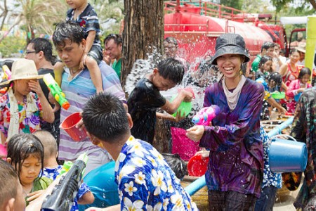 Neujahr in Thailand. Wegen des Wassermangels soll die Wasserschlacht dieses Jahr auf drei Tage verkürzt werden. (Foto: JJ Harrison / Wikimedia)