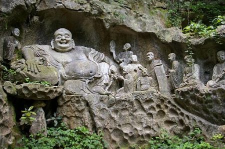 Hat gut lachen. Während dieser Buddha in Hangzhou den Zyklus der ewigen Wiederkehr überwunden hat, kämpfen die G20 Führer mit dem Konjunkturzyklus. (Foto: Jakup Halun / Wkimedia)