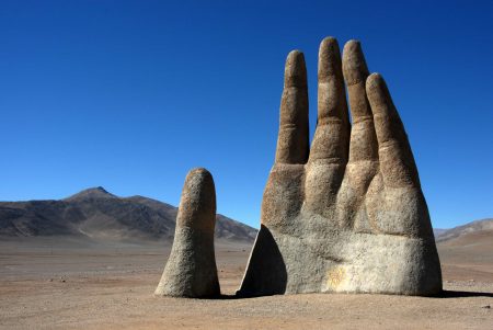 Mehr Sonne. Diese Hand wird bald nicht mehr die einzige Attraktion in der chilenischen Atamaca Wüste sein. Bald steht dort auch das billigste Solarkraftwerk der Welt. (Foto: goodfreephotos)