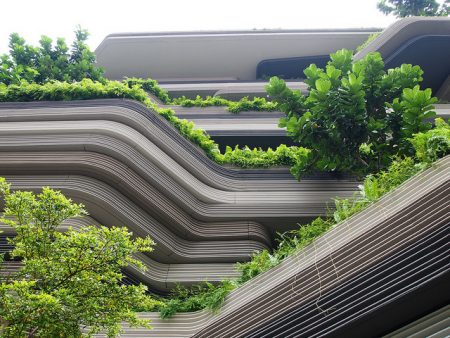 Grün. Singapur bekommt jetzt nicht nur eine CO2 Steuer, sondern ist auch für seine 'grüne Architektur' bekannt. (Foto: William / Flickr)
