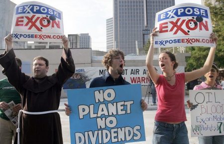Mehr Erfolg in der GV. Früher haben Aktivisten vor dem Gebäude demonstriert, in dem Exxonmobil seine GV abhält. Heute haben sie IN der GV die Mehrheit. (Foto: Greenpeace)