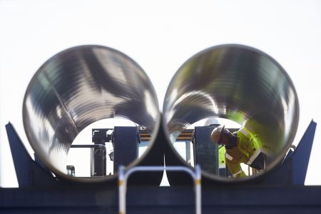 Doppelröhre. Ein Ingenieur inspiziert die ersten Röhren der Nord Stream 2 Pipeline. (Foto: Nord Stream 2 AG / © Axel Schmidt)