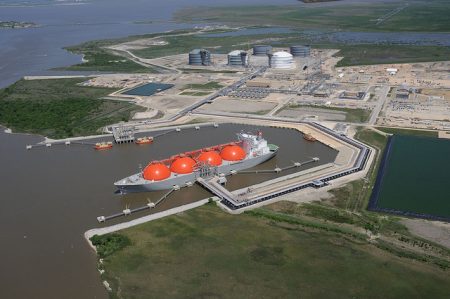 Schubumkehr. Eigentlich wurde das LNG-Terminal in Sabine Pass für den Import von Gas gebaut. Doch dann wurden die USA zum Gasexporteur. (Foto: Think Defence / Flickr)