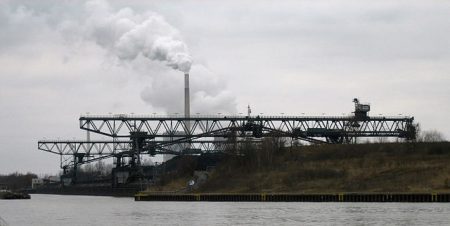 Nachschublinie. Das Kraftwerk Mehrum verfügt über einen eigenen Kohlehafen am Mittellandkanal. (Foto: Crux / Wikipedia)