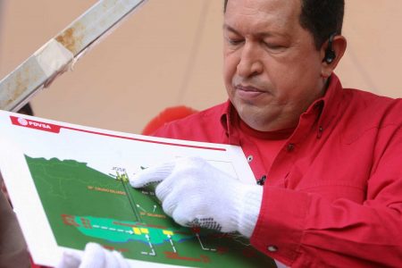 El Comandante. Der frühere Präsident Venezuelas, Hugo Chavez, erklärt, wie das mit der Ölproduktion funktioniert. (Foto: PDVSA)