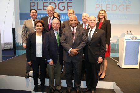 Klimafamilie. Patricia Espinosa (links) und Frank Bainimarama (2. v. r.) freuen sich über den Familienzuwachs um Michael Bloomberg (2. v. l.) und Jerry Brown (rechts). (Foto: America's Pledge)