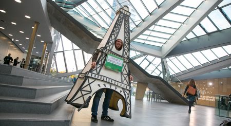 Besucher aus Paris. Der Eiffelturm ist extra nach Bonn gekommen, um die Teilnehmer der Klimakonferenz an ihre Aufgabe zu erinnern: ein Handbuch für das Paris Abkommen zu verabschieden. (Foto: IISD)