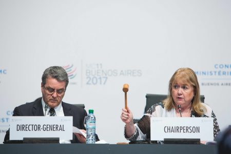 Das war's. Argentiniens Aussenministerin Susana Malcorra erklärt das Treffen für beendet, während WTO-Chef Roberto Azevedo in seinen Unterlagen nach einem Resultat sucht. (Foto: WTO)