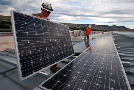 Jobs. Wenn Solarpaneele in den USA teurer werden, könnten Tausende von Installateuren ihre Stelle verlieren. (Foto: skeeze - pixabay)