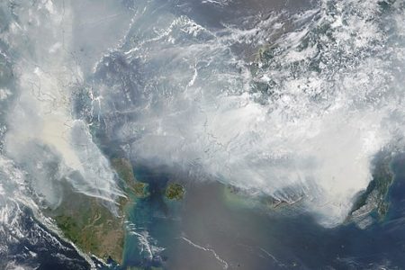 Dicke Luft. Unter den Feuern in Indonesien litten auch Singapur, Malaysia und Südthailand. (Foto: Nasa / Wikimedia)
