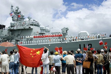 Besuch. In Häfen, die chinesischen Staatskonzernen gehören, ist die chinesische Marine häufiger zu Besuch als wie hier in Pearl Harbour. (Foto: Ben A. Gonzales / US Navy)