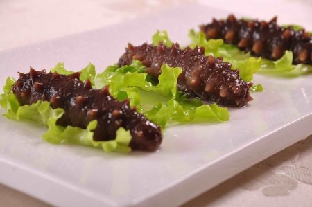 Lecker. Seegurken werden meist roh gegessen. Damit sie nicht vom Teller kriechen, werden sie vorher mit einem Salatblatt fixiert. (Foto: daqisheji / pixabay)