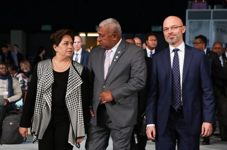 Präsidenten. Die Chefin des UN-Klimasekretariats, Patricia Espinosa, zusammen mit den Präsidenten der COP23, Frank Bainimarama (Mitte) und der COP24, Michal Kurtyka. (Foto: Kiara Worth / IISD)