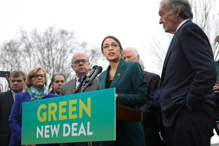 Newbie. Kongressneuling Alexandria Ocasio-Cortez und Senator Ed Markey (rechts) stellen den Green New Deal vor. (Foto: House Demaocrats / Wikimedia)