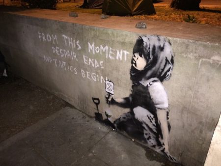 Hommage. Der Graffiti Künstler Banksy scheint vom Erfolg von XR überzeugt zu sein. Auf einem Graffito, das diese Woche auftauchte, steht: "Von diesem Moment an endet die Verzweiflung und die Taktik beginnt." (Graffito: Banksy, Foto: Unbekannt)