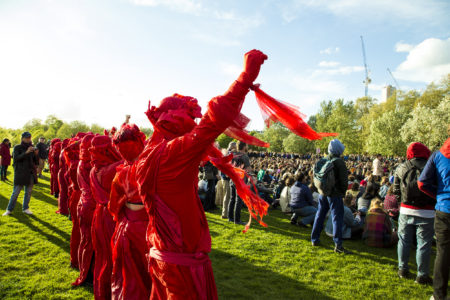 Zu eigenen Konditionen. Auch bei der Abschlussveranstaltung im Hyde Park war die Rote Brigade wieder dabei. (Foto: Chih Annabelle / XR)
