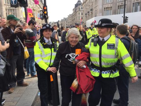 Law and Order. Nach der Verhaftung dieser Frau sind die Strassen Londons endlich wieder sicher. (Foto: Andrew Southard / XR)