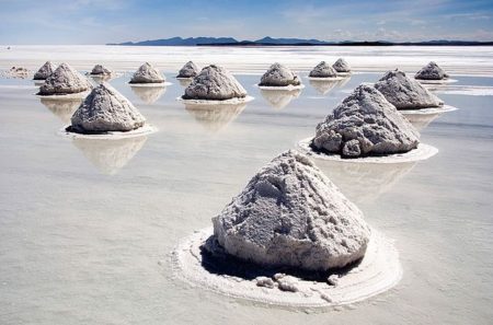 Bolivien. Der Salar de Uyuni ist nicht nur der höchstgelegene Salzsee sondern auch das grösste Lithiumvorkommen der Welt. (Foto: Luca Galuzzi / Wikipedia)