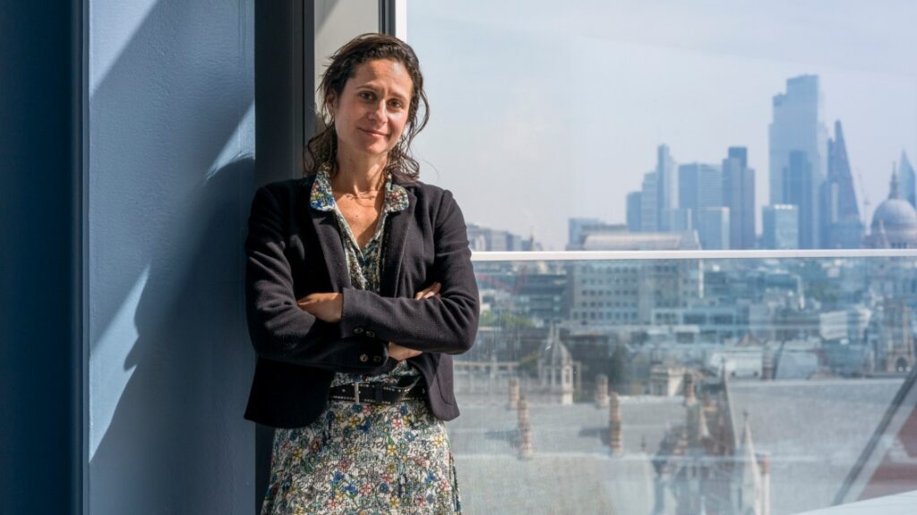 Recht als Waffe. Die Juristin der Londoner LSE Joana Setzer hat eine Datenbank alller Klimaklagen und damit den besten Überblick über diese neue Entwicklung. (Foto: Jérémie Souteyrat / EWS)