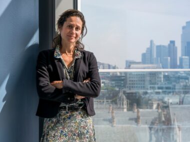 Recht als Waffe. Die Juristin der Londoner LSE Joana Setzer hat eine Datenbank alller Klimaklagen und damit den besten Überblick über diese neue Entwicklung. (Foto: Jérémie Souteyrat / EWS)