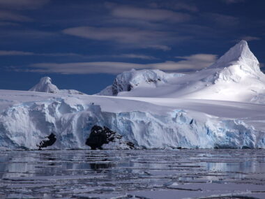 Noch lange. Das Eis schmilzt weiter, auch wenn die Erwärmung gestoppt wird. (Foto: Jason Auch / Wikimedia)