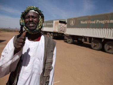 Kollateralschaden. Auch die Hilfswerke sind von den hohen Preisen betroffen, da sie mit den bestehenden Mitteln weniger Nahrungsmittel kaufen können. (Foto: UNAMID / Flickr)