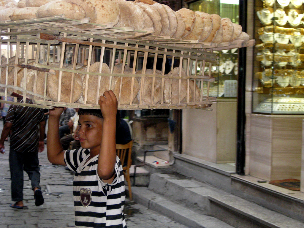 Kritisch. In Ägypten ist der Brotpreis entscheidet. Aber wenn das ägyptische Pfund schwach ist und der Weltmarktpreis hoch, dann gibt es ein Problem. (Foto: annemarieangelo / Wikimedia)