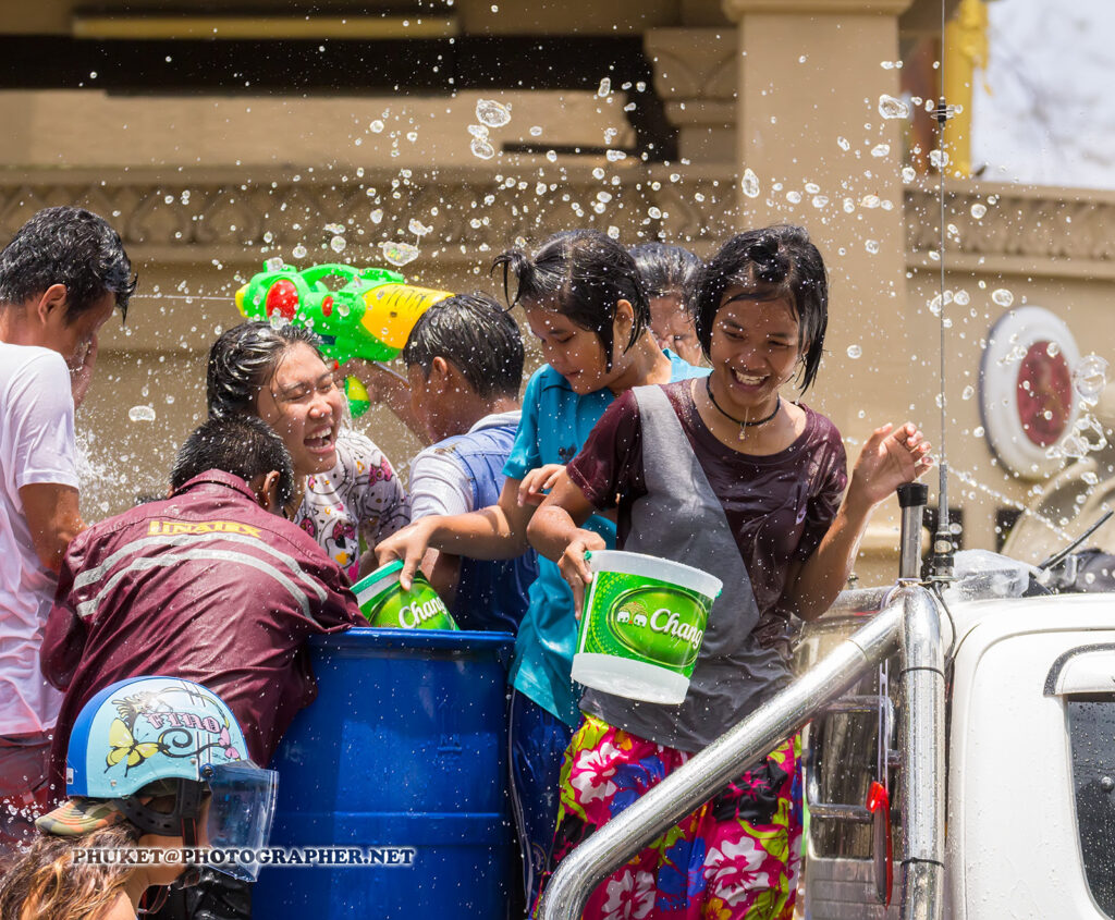 Tradition. Dass es an Songkran (thailändisch Neujahr) heiss ist, ist normal. Drei Wochen lang rund 40 Grad sind es hingegen nicht. (Foto: Andaman4fun / Flickr)