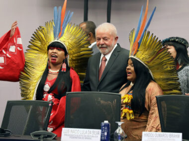 Auch wieder da. Lula da Silva, der wieder zum Präsidenten Brasiliens gewählt wurde, ist in Begleitung von Indugenen nach Sharm el-Sheikh gekommen. (Foto IISD)