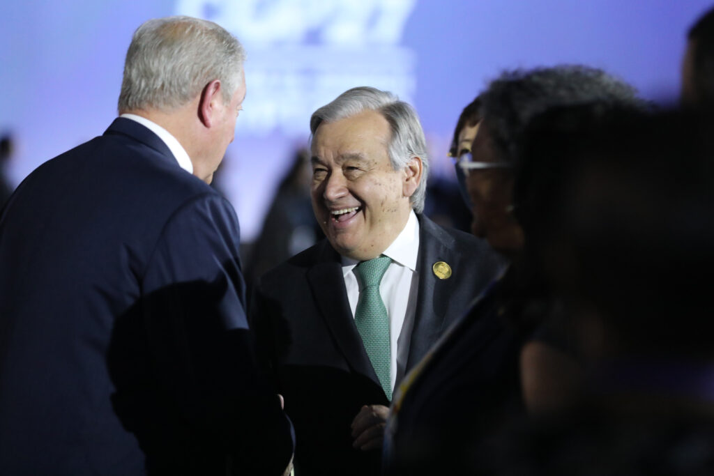 Auch da. Klimakonferenzen sind auch Familientreffen. Hier freuen sich António Guterres und Al Gore, dass der jeweils andere auch da ist. (Foto: IISD)