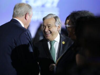 Auch da. Klimakonferenzen sind auch Familientreffen. Hier freuen sich António Guterres und Al Gore, dass der jeweils andere auch da ist. (Foto: IISD)