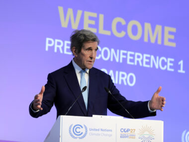 Inventar. Der US-Sondergesandte fürs Klima, John Kerry, hat seine Frau am Erdgipfel in Rio de Janeiro kennengelernt und war an jeder Klima-COP. (Foto: IISD)