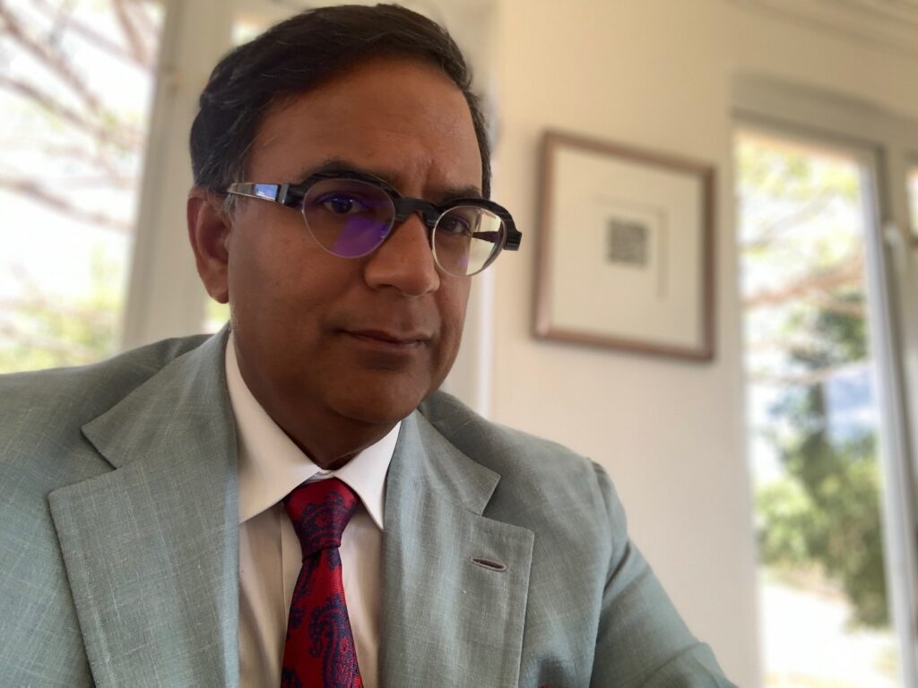 Schatzsucher. Der Ökonom Avinash Persaud will die Währungsreserven der Welt für den Kampf gegen die Klimakrise mobilisieren. (Foto: zVg)