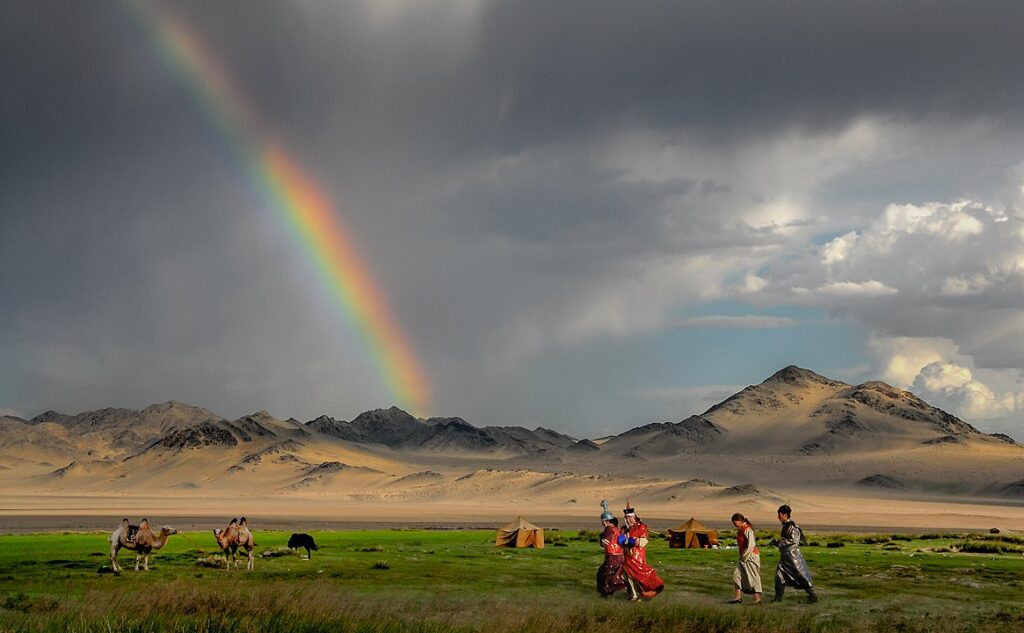Verheissungsvoll. Ob sich am Ende des Regenbogens ein Schatz findet, der der Mongolei beim Schuldendienst hilt, ist leider nicht bekannt. (Foto: Bernd Thaller / Wikimedia)