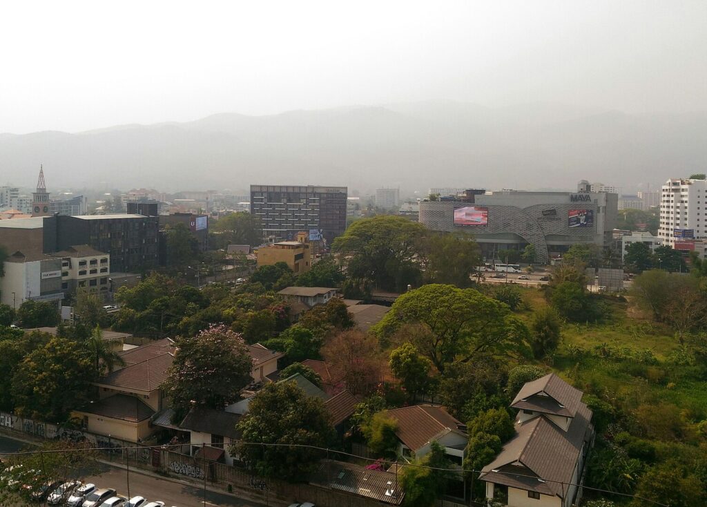 Lebensfeindlich. Die Hitze und Luftverschmutzung in Chiang Mai haben eine apokalyptische Atmosphäre erzeugt. (Foto: FredTC / Wikimedia)