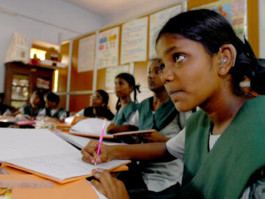 Entscheidend. Die Zahl der Menschen hängt auch von der Schulbildung von Mädchen ab. (Foto: Pippa Ranger / DFID / Flickr)
